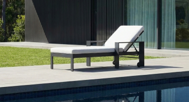 Designové a odolné zahradní lehátko Accrodia s kolečky, područkami a opěrkami s pohodlným polstrem