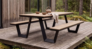 Zahradní lavice Nordica (200 cm) pro vaše venkovní posezení. Kombinuje pevný antracitový hliníkový rám a bezúdržbovou desku z polywoodu v dekoru teaku.