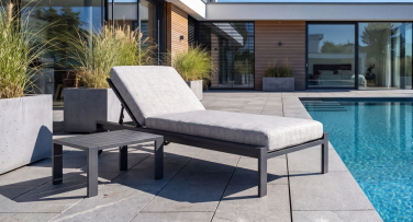 Lehátko Modern Lounger s odkládacím stolkem