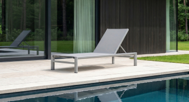 odolné zahradní lehátko s kolečky Stine taupe